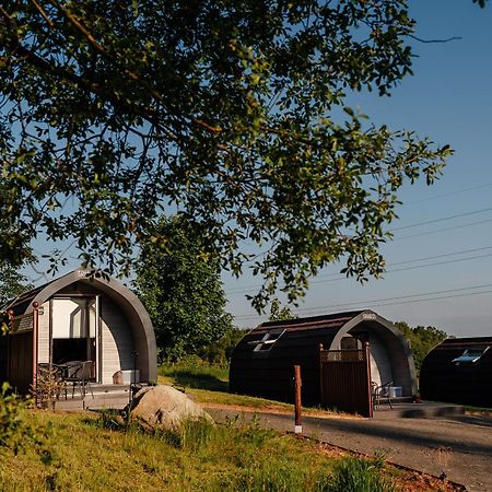 Glamping Pods Apartment มิลกาย ภายนอก รูปภาพ