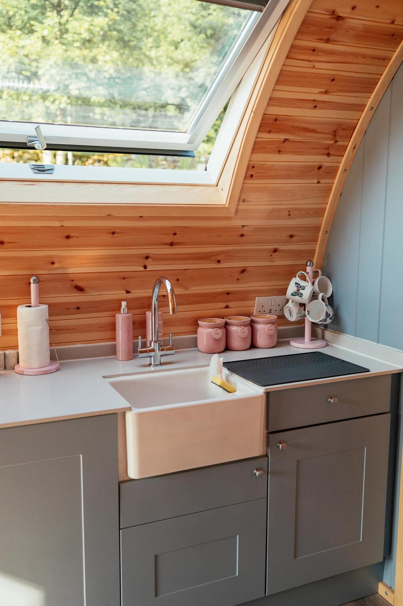 Glamping Pods Apartment มิลกาย ภายนอก รูปภาพ